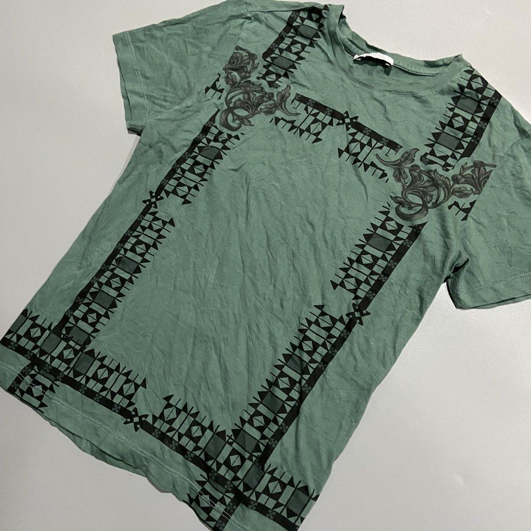 Versace Collection Mens Tee (Category: Formal Shirts) located in Cebu City. Submitted by johngregmoldez03 (Listing ID 1470470010, Image 3). Description: Versace Collection Mens Tee Authentic Size: Small on tag Dimension: 18 Width / 24 Length Color Rate: 10/10 Excellent to New - Need Wash Pm📩.