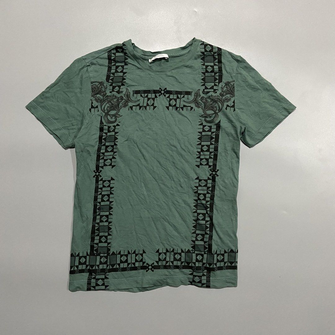 Versace Collection Mens Tee (Category: Formal Shirts) located in Cebu City. Submitted by johngregmoldez03 (Listing ID 1470470010, Image 1). Description: Versace Collection Mens Tee Authentic Size: Small on tag Dimension: 18 Width / 24 Length Color Rate: 10/10 Excellent to New - Need Wash Pm📩.