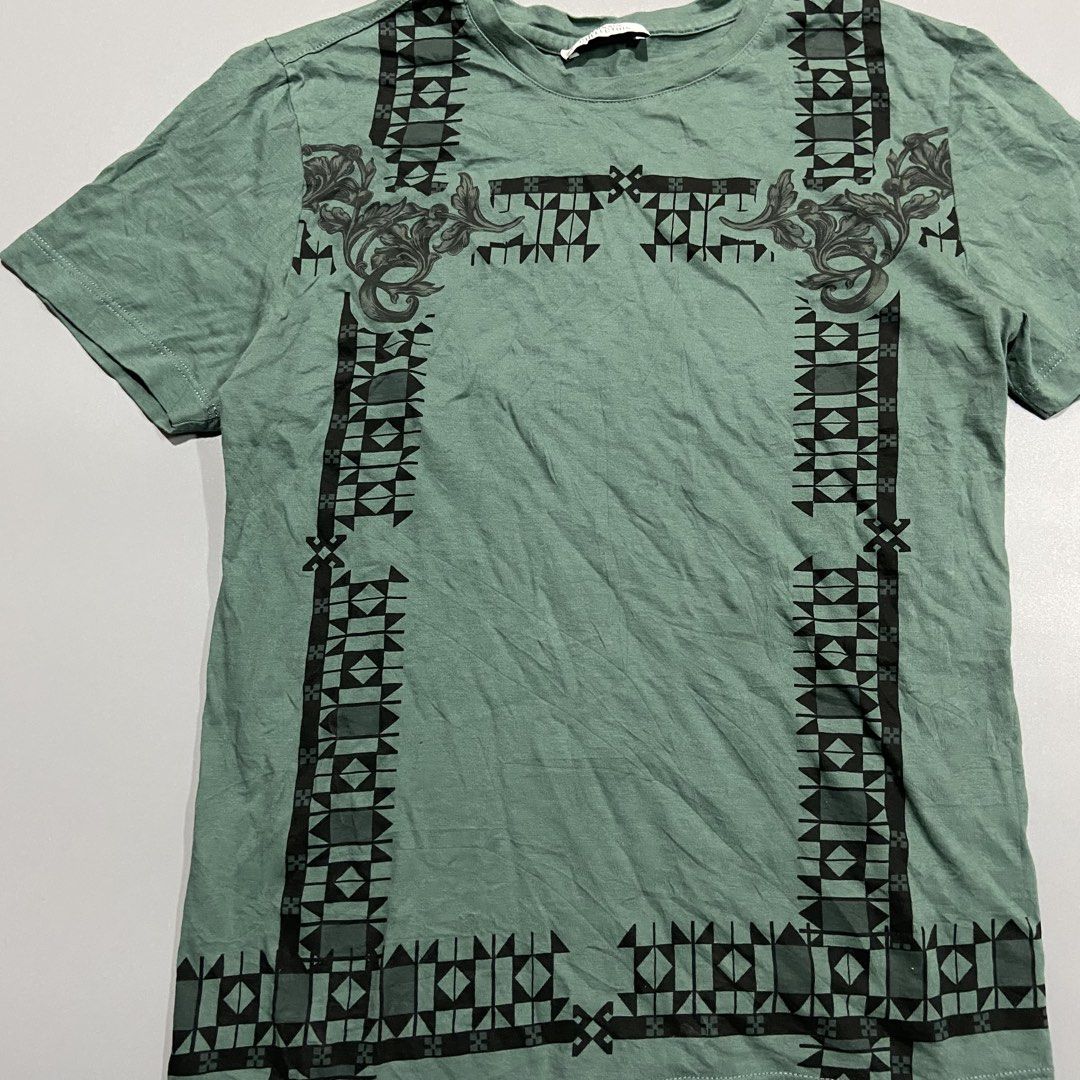 Versace Collection Mens Tee (Category: Formal Shirts) located in Cebu City. Submitted by johngregmoldez03 (Listing ID 1470470010, Image 2). Description: Versace Collection Mens Tee Authentic Size: Small on tag Dimension: 18 Width / 24 Length Color Rate: 10/10 Excellent to New - Need Wash Pm📩.