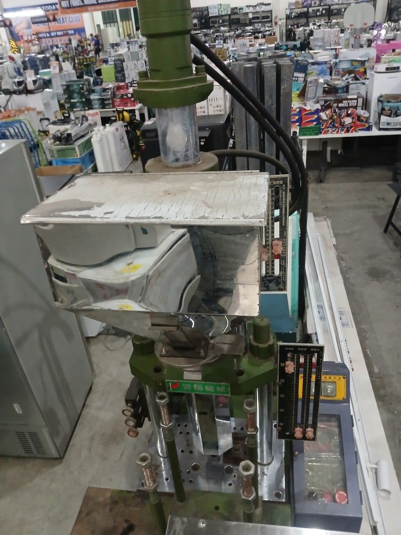 Vertical Plastic Injection Moulding Machine (Category: Construction Tools & Equipment) located in Manila. Submitted by sc_arvin (Listing ID 1470459632, Image 2). Description: .