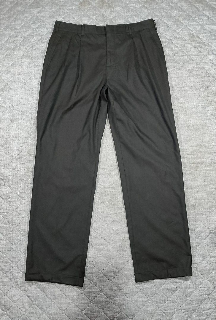 Vintage 2003 Balmain 100% wool pleated trouser (Category: Luxury Apparel) located in Cadiz. Submitted by comradstuff (Listing ID 1470556889, Image 1). Description: Vintage 2003 Balmain 100% wool trouser *with barely noticeable pinholes please see last photos waist 34" length 43".