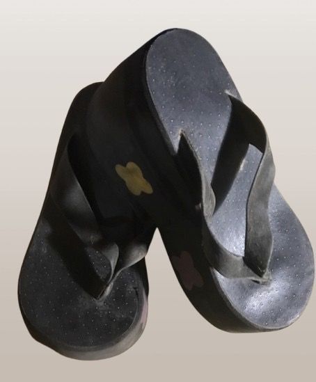 VINTAGE BLACK PLATFORM FLIP FLOPS US 5 (Category: Wedges) located in Marikina City. Submitted by minimalistmanila (Listing ID 1470543987, Image 2). Description: Vintage black platform flip flop sandals. With suede strap. US 5. Approx 3 inches. Worn once then just stored. Might need a bit of dusting as kept in storage. Order now! .