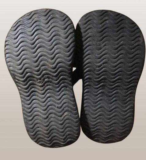 VINTAGE BLACK PLATFORM FLIP FLOPS US 5 (Category: Wedges) located in Marikina City. Submitted by minimalistmanila (Listing ID 1470543987, Image 3). Description: Vintage black platform flip flop sandals. With suede strap. US 5. Approx 3 inches. Worn once then just stored. Might need a bit of dusting as kept in storage. Order now! .