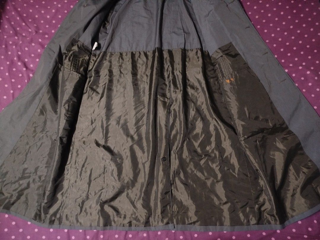 Vintage Burberry Trench Coat (Category: Luxury Apparel) located in San Juan City. Submitted by reddvelasquez4298 (Listing ID 1470462106, Image 3). Description: Vintage Burberry Trench Coat 23.5 Width 42.5 Length Like New Condition Issue lang parang may dot na white hindi naman siya mukang stains, para siyang pag nadiinan kaya nagkabakat ng ganyan, check photos po. 2000 pesos PM.