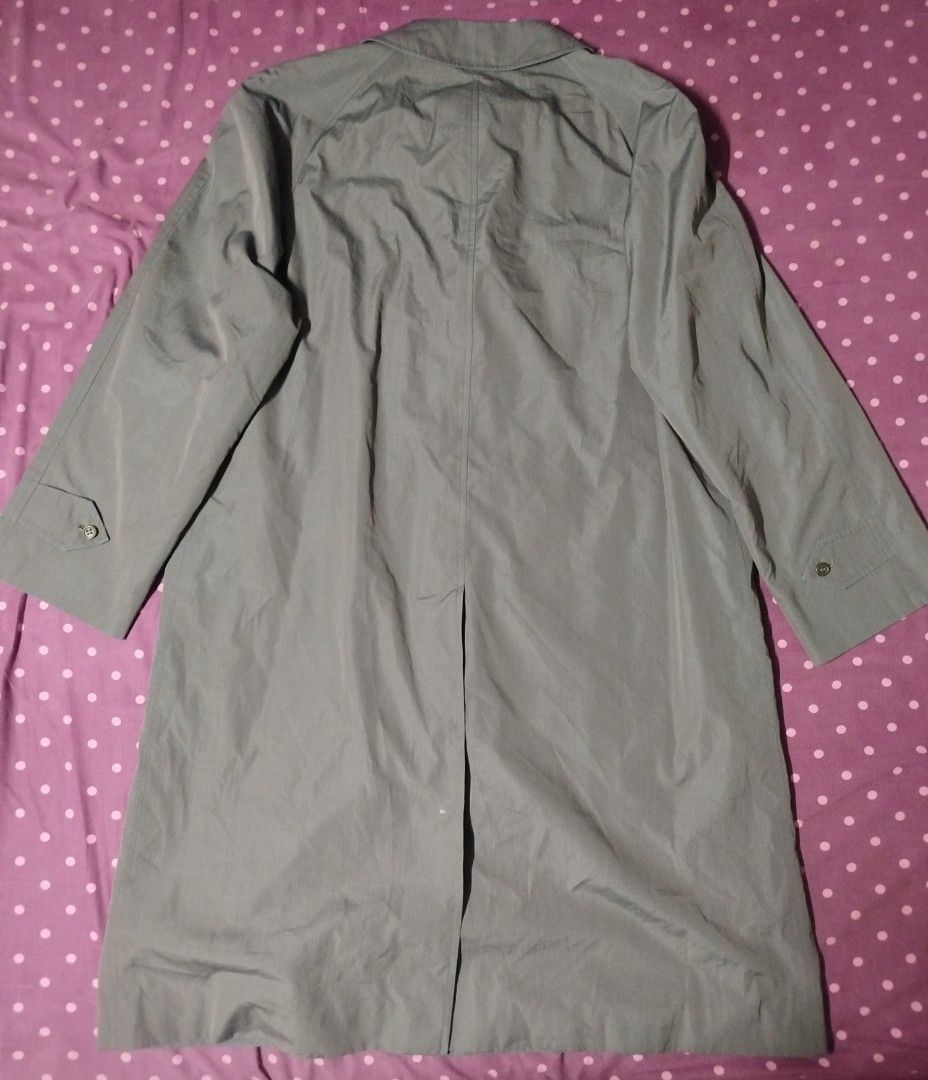 Vintage Burberry Trench Coat (Category: Luxury Apparel) located in San Juan City. Submitted by reddvelasquez4298 (Listing ID 1470462106, Image 2). Description: Vintage Burberry Trench Coat 23.5 Width 42.5 Length Like New Condition Issue lang parang may dot na white hindi naman siya mukang stains, para siyang pag nadiinan kaya nagkabakat ng ganyan, check photos po. 2000 pesos PM.