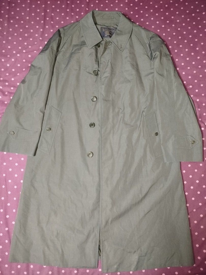 Vintage Burberry Trench Coat (Category: Luxury Apparel) located in San Juan City. Submitted by reddvelasquez4298 (Listing ID 1470462106, Image 1). Description: Vintage Burberry Trench Coat 23.5 Width 42.5 Length Like New Condition Issue lang parang may dot na white hindi naman siya mukang stains, para siyang pag nadiinan kaya nagkabakat ng ganyan, check photos po. 2000 pesos PM.