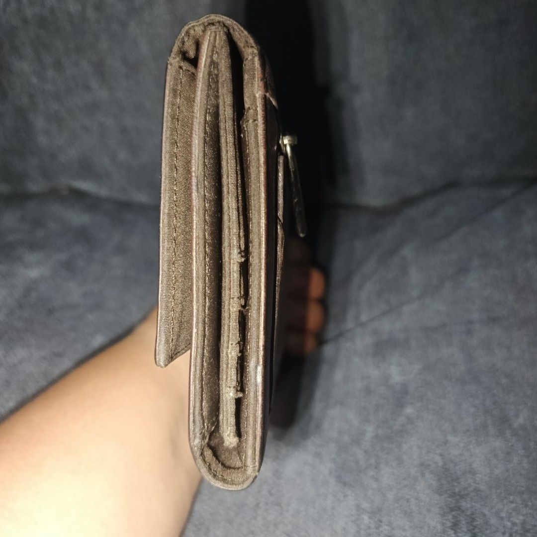 Vintage Calvin Klein (Category: Luxury Bags & Wallets) located in Urdaneta. Submitted by bernalyn25 (Listing ID 1470484131, Image 3). Description: - Continental flap wallet -trifold -Vintage -Very good condition.