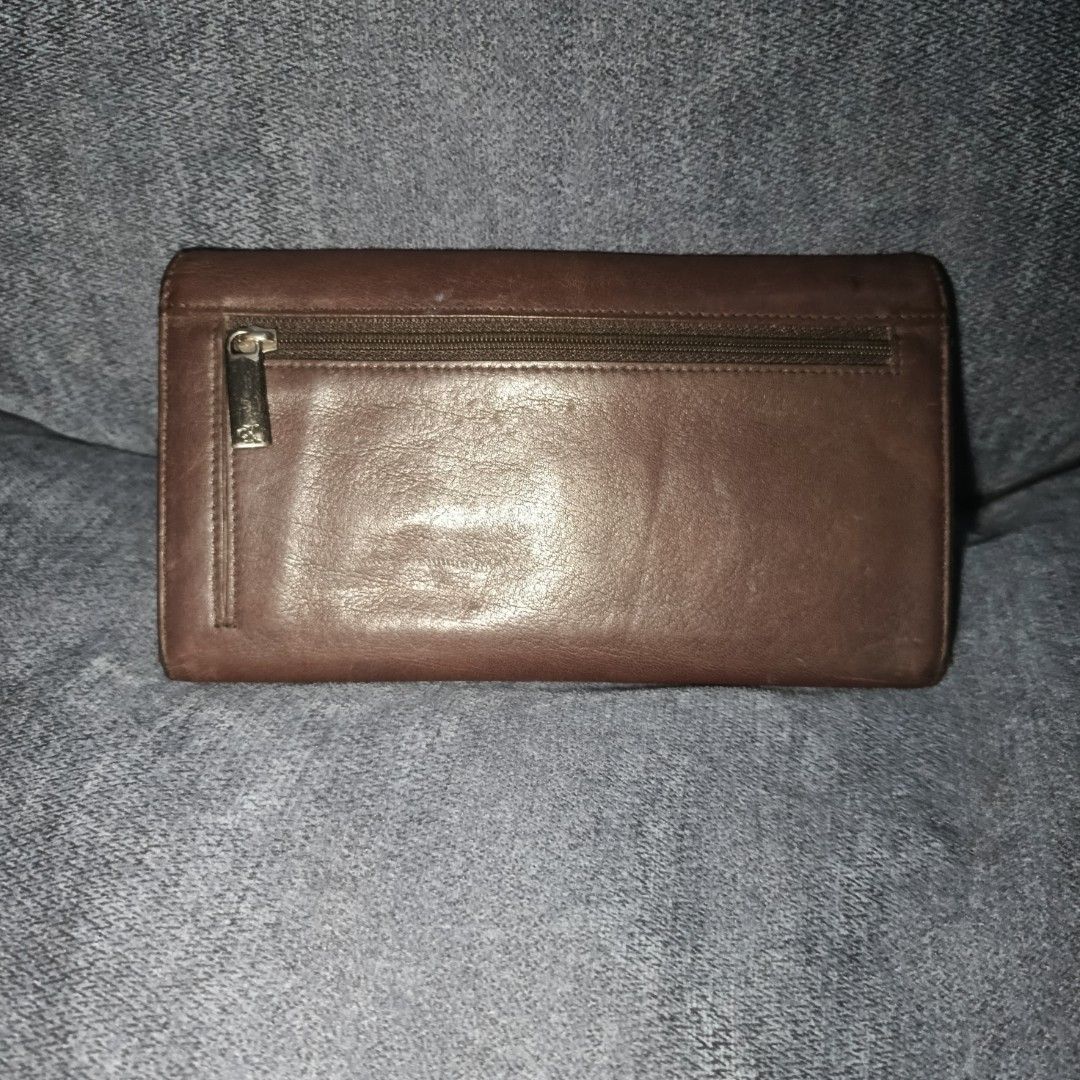 Vintage Calvin Klein (Category: Luxury Bags & Wallets) located in Urdaneta. Submitted by bernalyn25 (Listing ID 1470484131, Image 2). Description: - Continental flap wallet -trifold -Vintage -Very good condition.