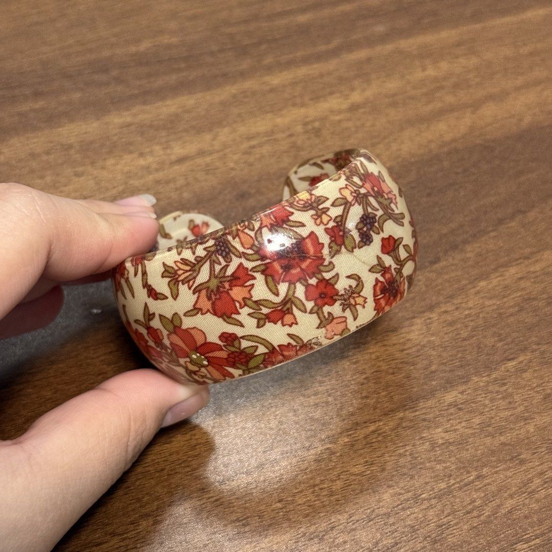 Vintage Floral Print Bangle (Category: Bracelets) located in Baliuag. Submitted by from.linea (Listing ID 1470538285, Image 1). Description: .