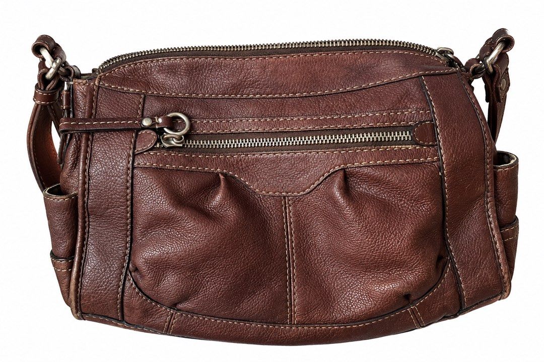 Vintage Fossil Shoulder Bag (Category: Shoulder Bags) located in Manila. Submitted by angellfjj (Listing ID 1470386758, Image 1). Description: .