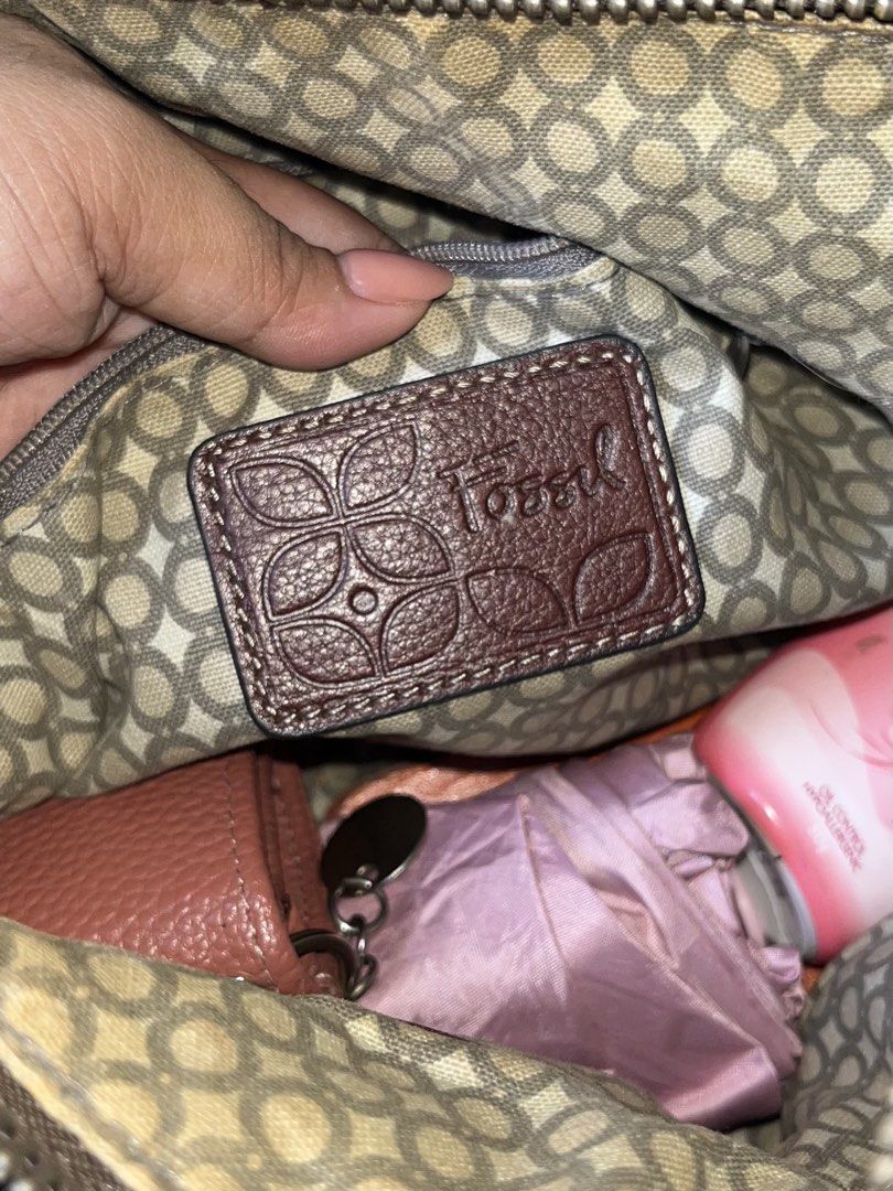 Vintage Fossil Shoulder Bag (Category: Shoulder Bags) located in Manila. Submitted by angellfjj (Listing ID 1470386758, Image 2). Description: .