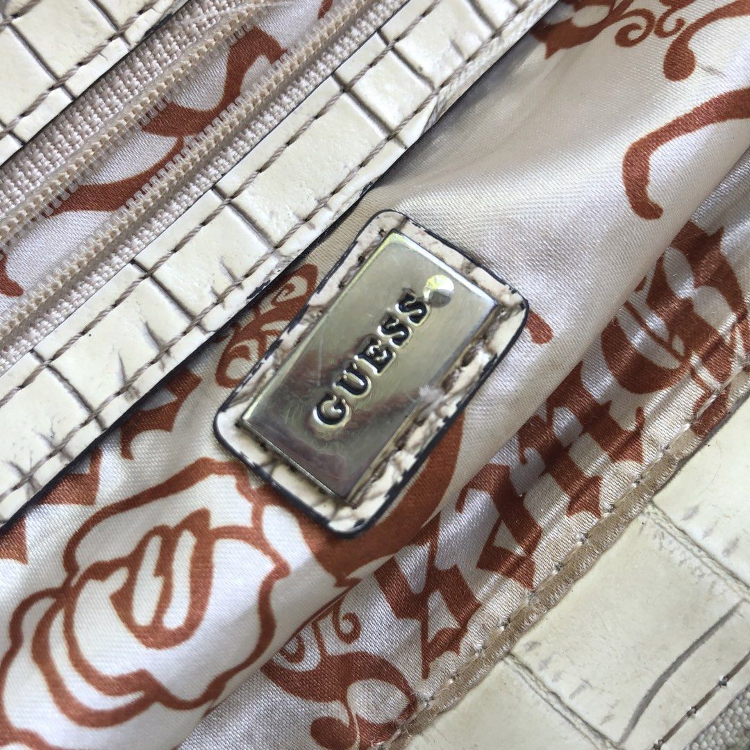 Vintage Guess Designer Bag💎 (Category: Luxury Bags & Wallets) located in Manila. Submitted by budthrift_ph (Listing ID 1470447369, Image 3). Description: Vintage Guess Designer Bag💎 Good For personal used Has issue on leather but still presentable❤️‍🔥 P550 + sf Loc: South Cebu.
