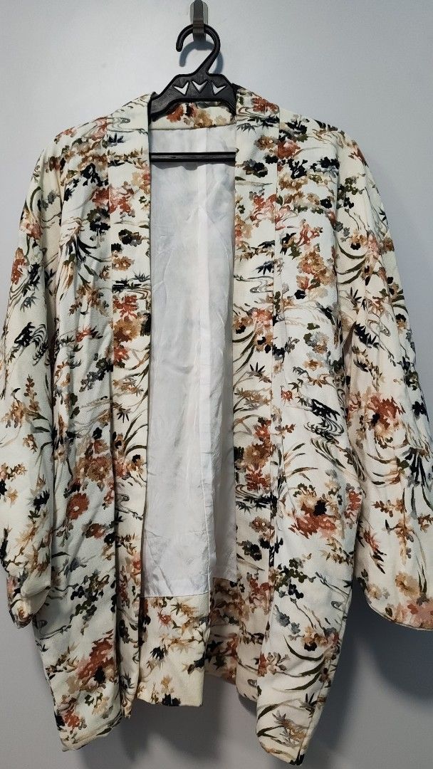 Vintage Haori/Kimono Jacket (Category: Coats, Jackets and Outerwear) located in Mandaluyong City. Submitted by friendpatine (Listing ID 1470444062, Image 1). Description: Bought from a secondhand store for around 2000 yen/850 pesos. Decluttering as I have no use for it anymore. It's old but doesn't have any spots or tears. But it has that distinctive smell na galing siya sa storage. .