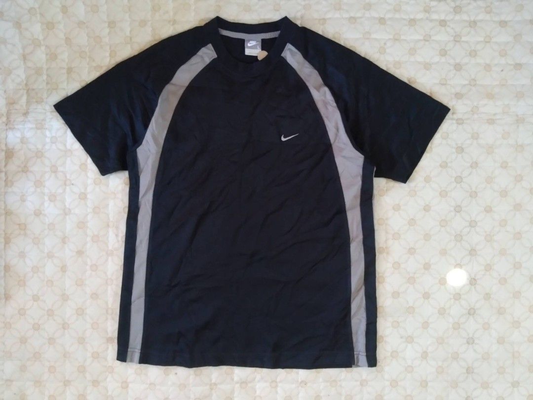 Vintage Nike T-shirt Large (Category: Tshirts & Polo Shirts ) located in Zamboanga. Submitted by nurbya898048 (Listing ID 1470386592, Image 1). Description: Tag size large Width 21 Length 28 Black grey color way Excellent condition Presentable,no flaws Check all photos for details 650+shipping fee.