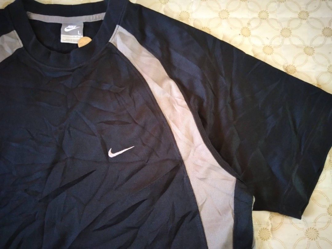 Vintage Nike T-shirt Large (Category: Tshirts & Polo Shirts ) located in Zamboanga. Submitted by nurbya898048 (Listing ID 1470386592, Image 2). Description: Tag size large Width 21 Length 28 Black grey color way Excellent condition Presentable,no flaws Check all photos for details 650+shipping fee.