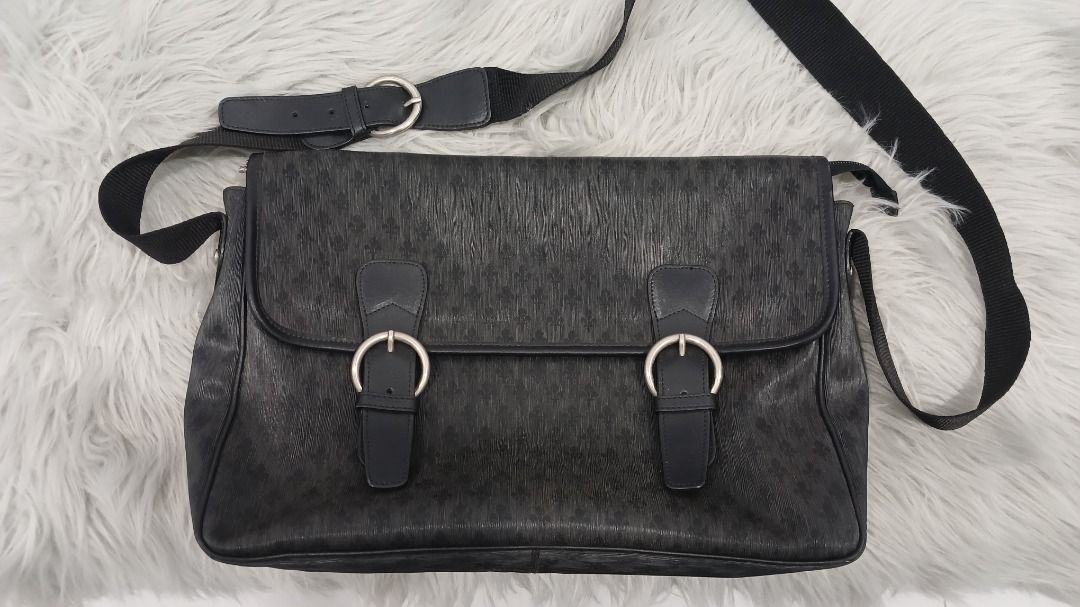 Vintage Patrick Cox (Category: Cross-body Bags) located in Pasig City. Submitted by chinTM (Listing ID 1470477425, Image 1). Description: In Fleur-de-lis monogram pattern combined with a subtle textured woodgrain design. Made from heavy-duty, structured jacquard canvas (or textured PVC coatings) complete with genuine cowhide leather trims, adjustable canvas webbing, and customized palladium/silver-tone buckle hardware. Compact, practical, and ver