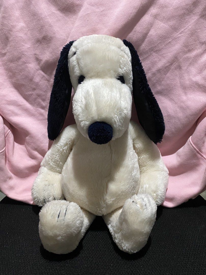 Vintage Peanuts Snoopy Plushie (Category: Plushies & Soft Toys) located in Guagua. Submitted by toy_corner (Listing ID 1470503075, Image 2). Description: No issue Offwhite color Pampanga loc MOP:Gcash J&t courier.