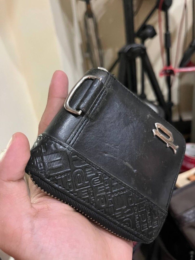 Vintage Police Wallet (Category: Wallets & Card Holders) located in Quezon City. Submitted by michypeachyy1 (Listing ID 1470428276, Image 3). Description: POLICE Circuit Series PA-6102 Round Fastener Bifold Wallet. 1500 plus shipping only.