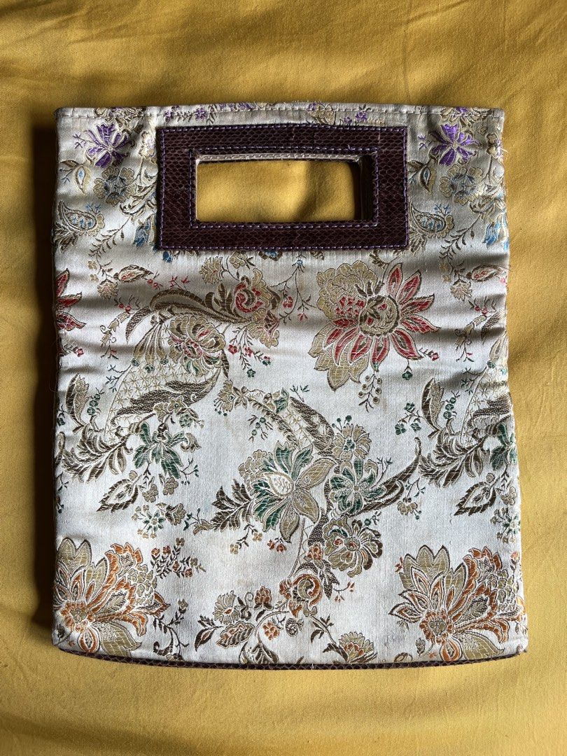 Vintage pouches (Category: Purses & Pouches) located in Cainta. Submitted by klejre (Listing ID 1470386768, Image 1). Description: Vintage floral tapestry handbag or tote featuring a woven multi-colored floral pattern on a light fabric background and a rectangular cutout handle with faux-leather trim.