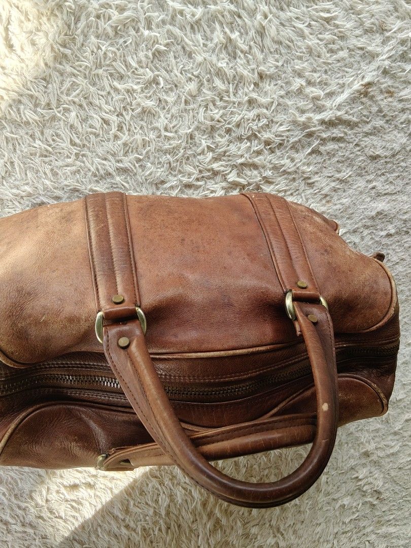 Vintage Pure LEATHER MATERIAL (Category: Luxury Bags & Wallets) located in Valencia. Submitted by coolwolf_27a64f (Listing ID 1470427051, Image 3). Description: A Story in Every Stitch. 🤎 | Vintage Bag Some pieces carry more than just your essentials — they carry a sense of history. This vintage brown bag has that timeless charm, classic silhouette, and beautifully aged character that makes it stand out. No big brand name, just a unique piece wi
