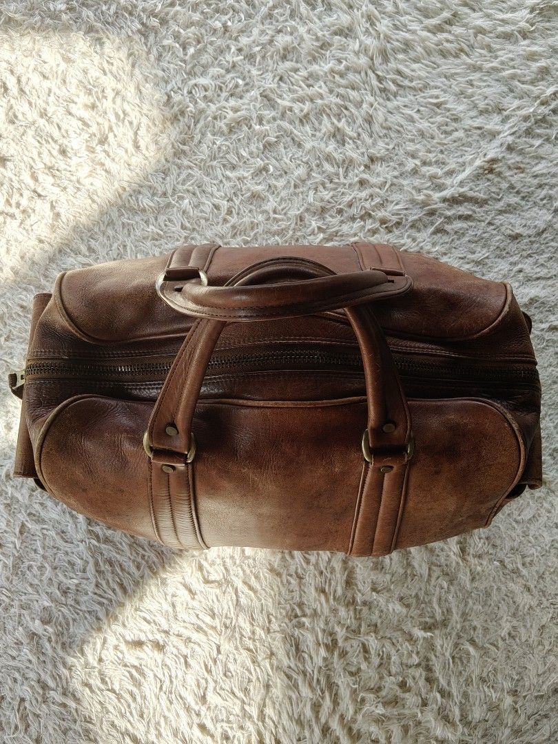 Vintage Pure LEATHER MATERIAL (Category: Luxury Bags & Wallets) located in Valencia. Submitted by coolwolf_27a64f (Listing ID 1470427051, Image 2). Description: A Story in Every Stitch. 🤎 | Vintage Bag Some pieces carry more than just your essentials — they carry a sense of history. This vintage brown bag has that timeless charm, classic silhouette, and beautifully aged character that makes it stand out. No big brand name, just a unique piece wi