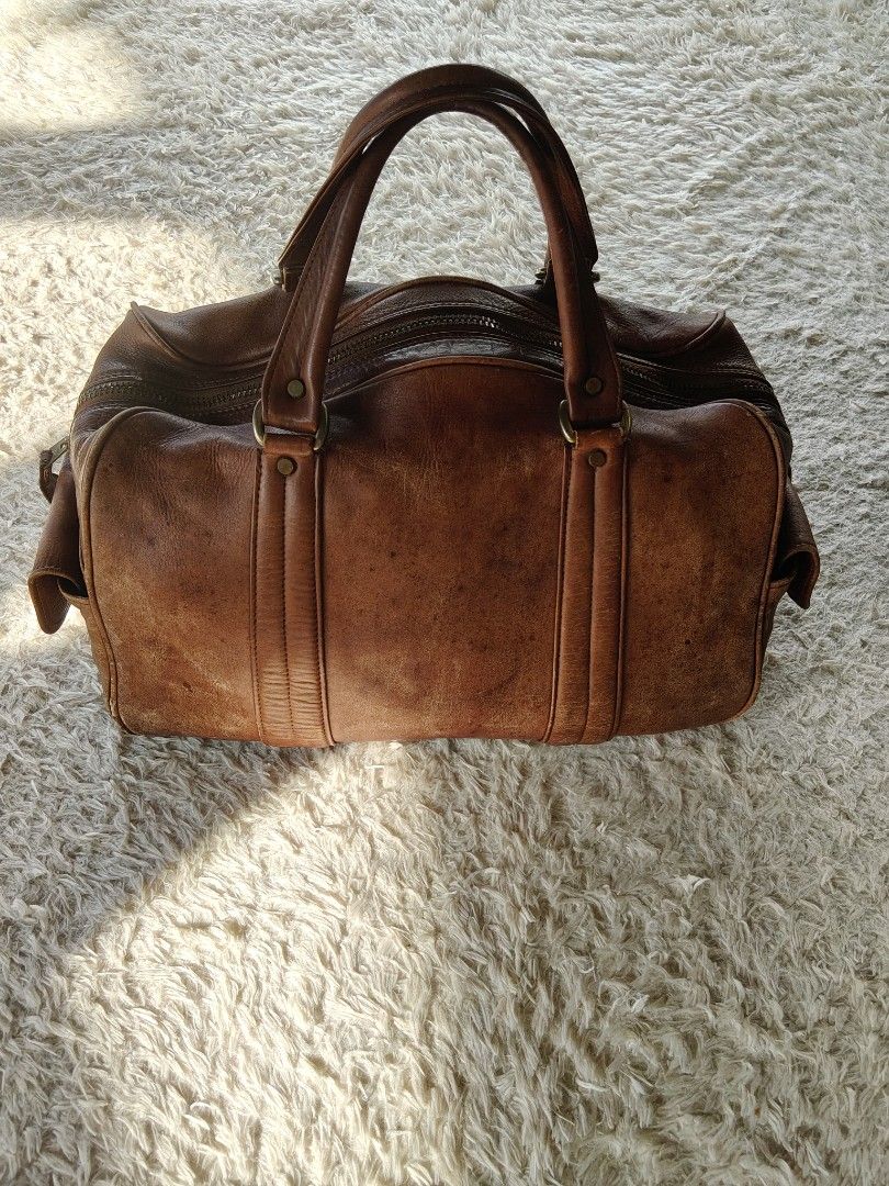 Vintage Pure LEATHER MATERIAL (Category: Luxury Bags & Wallets) located in Valencia. Submitted by coolwolf_27a64f (Listing ID 1470427051, Image 1). Description: A Story in Every Stitch. 🤎 | Vintage Bag Some pieces carry more than just your essentials — they carry a sense of history. This vintage brown bag has that timeless charm, classic silhouette, and beautifully aged character that makes it stand out. No big brand name, just a unique piece wi