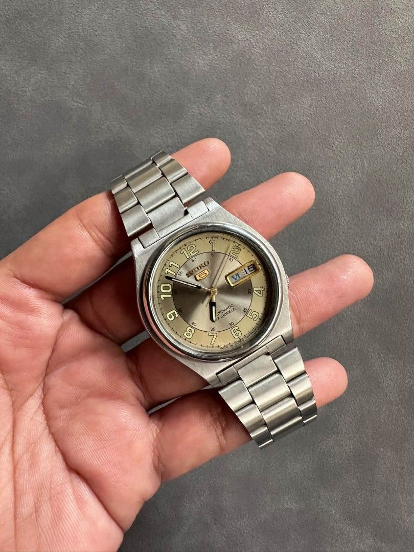 Vintage Seiko 5 Military (Category: Men's Watches) located in Manila. Submitted by todssygoldie (Listing ID 1470454910, Image 2). Description: Vintage Seiko 5 Military -9/10 condition (Pre-owned) -Movement 7009 Automatic -Case size 37-38mm -Clean Glass and dial -New service and buff -Good runing condition machine 🏷️Php 4,800 Negotiable Inclusion: ✔️Seiko replacement box ✔️Exclusive EA Watches Eco Bag ✔️Exclusive EA Watches physical warranty card