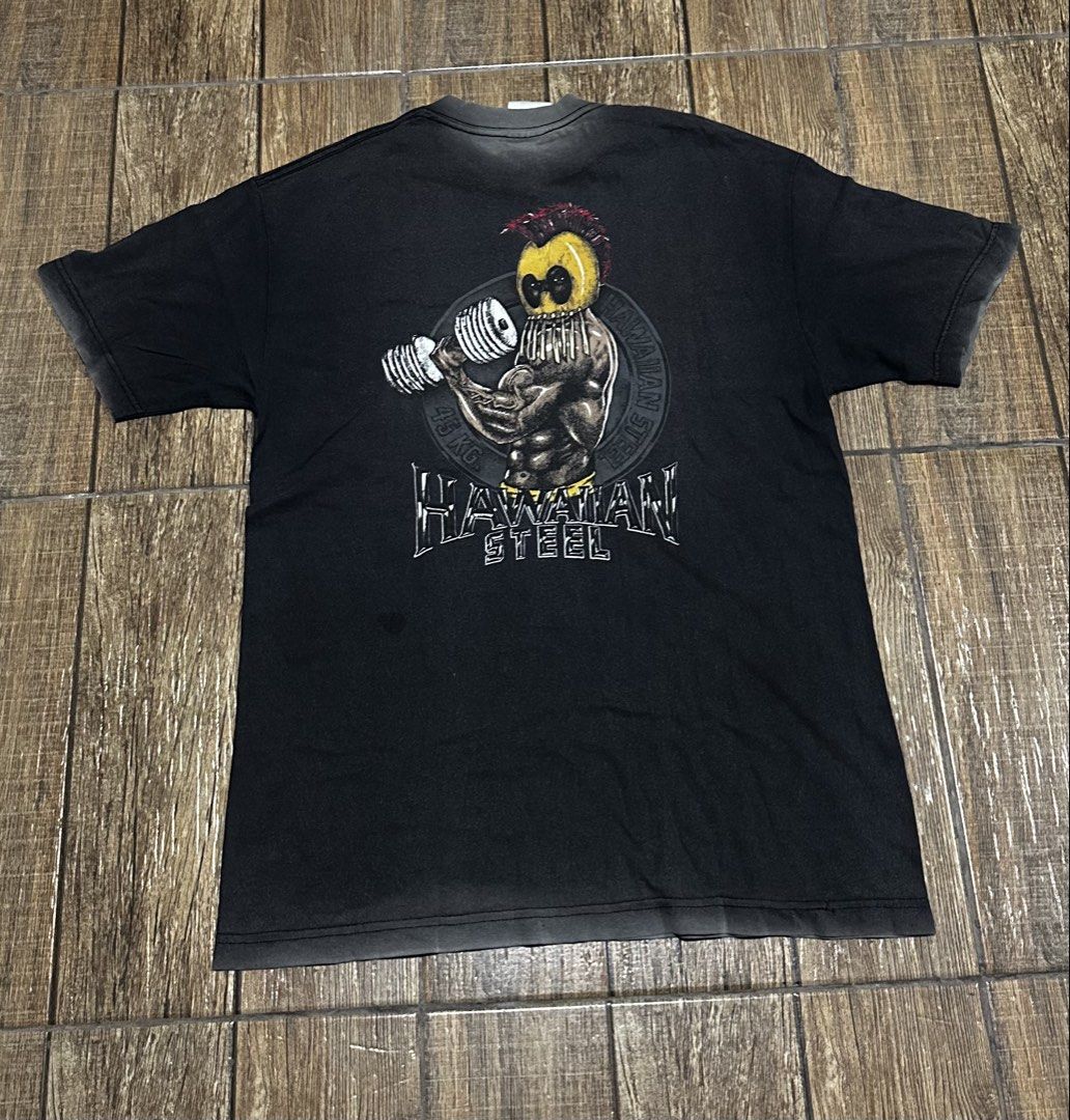 VINTAGE TEE (Category: Tshirts & Polo Shirts ) located in Manila. Submitted by urban-vintage_2 (Listing ID 1470530706, Image 1). Description: ISSUE: NONE (NEED WASH) MOP :GCASH (NO COD) SHIP VIA: LALAMOVE & J&T LOCATION: PASIG CITY LENGTH: 27 WIDTH :21 .