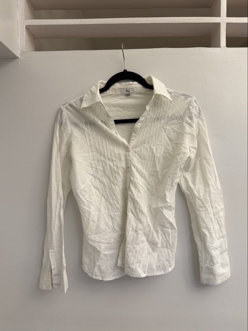 Vintage White Polo Small (Category: Others Tops) located in Manila. Submitted by closetclearout.mnl (Listing ID 1470408418, Image 2). Description: tight fit on a medium loose fit on a small .