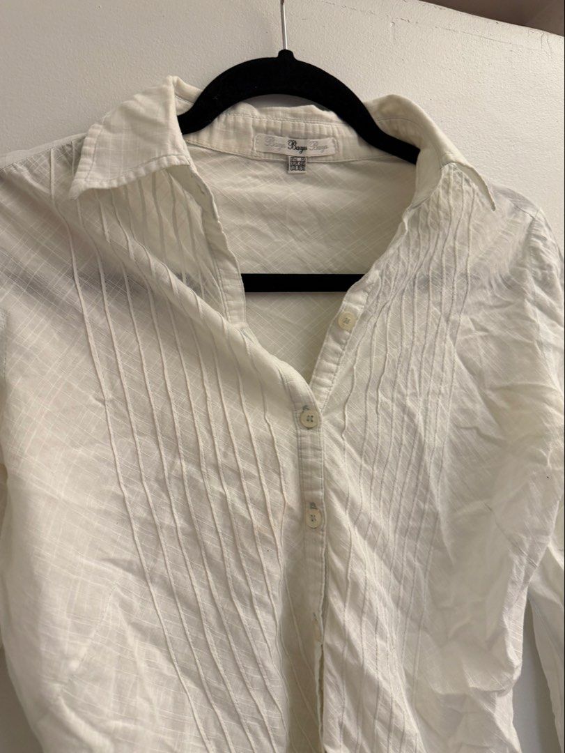 Vintage White Polo Small (Category: Others Tops) located in Manila. Submitted by closetclearout.mnl (Listing ID 1470408418, Image 1). Description: tight fit on a medium loose fit on a small .