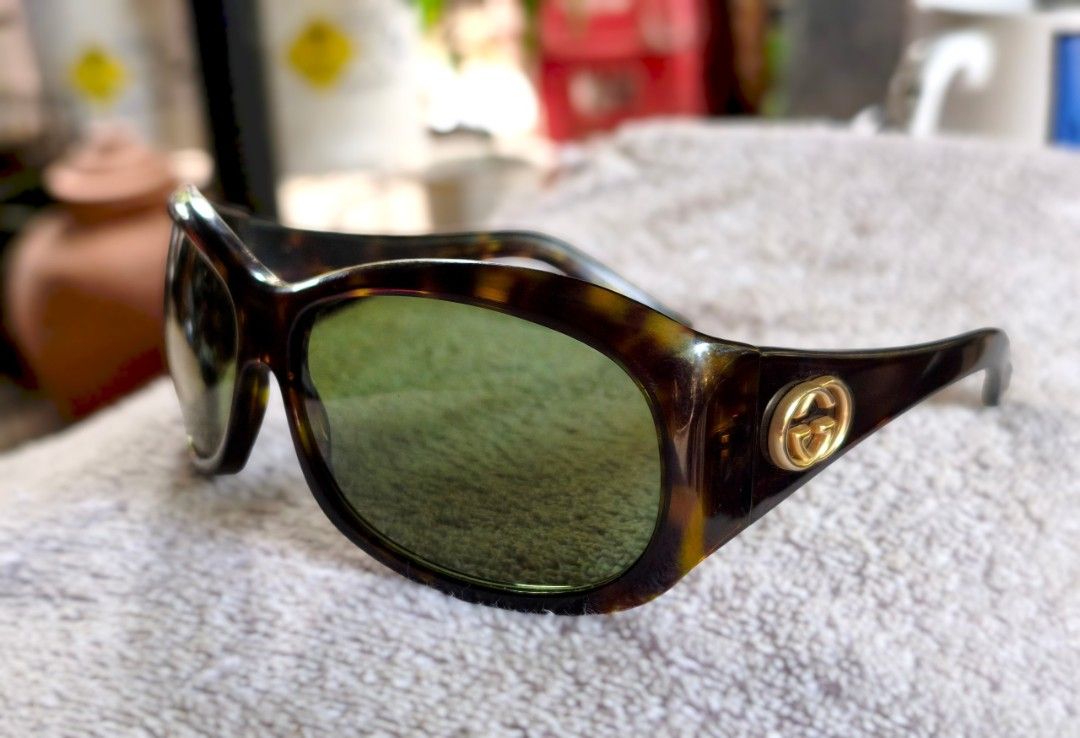 Vintage Y2k Gucci sunglasses (Category: Luxury Accessories) located in Digos. Submitted by emmanuel28 (Listing ID 1470379794, Image 3). Description: Y2K GG sunglasses Authentic Made in Italy Excellent condition No damage issues Location: Davao del sur Add sf.