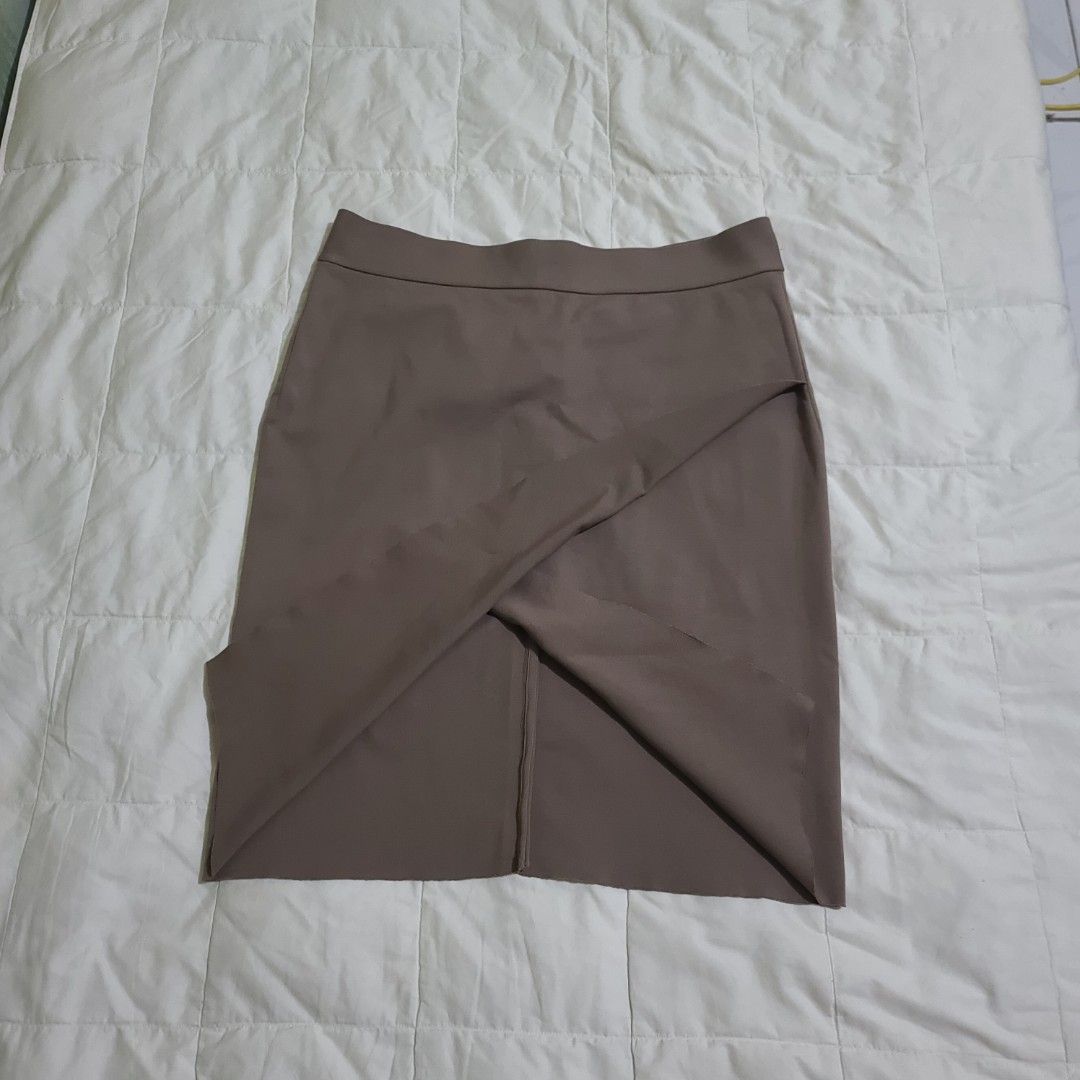 Vivienne Tam Envelope Hem Wrap Skirt (Category: Skirts) located in Manila. Submitted by faurbrey (Listing ID 1469740013, Image 2). Description: Dimension: 16 x 21.5 Tag Size: Large Condition: Excellent Issue / Flaw: (See Last Photo).