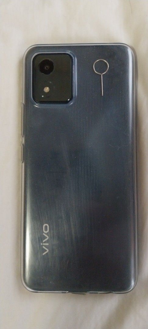 Vivo Y01 (Category: Vivo) located in Quezon City. Submitted by enryks.boxofstuff (Listing ID 1470372014, Image 2). Description: - Brand/Model: Vivo Y01 (V2118) - Color: Blue - Storage: 2GB RAM / 32GB ROM - Display: 6.51" HD+ Halo FullView Display - Battery: 5000mAh long-lasting battery - Condition: Lightly used as seen in photos - Inclusions: Original box, charger, and protective clear case.