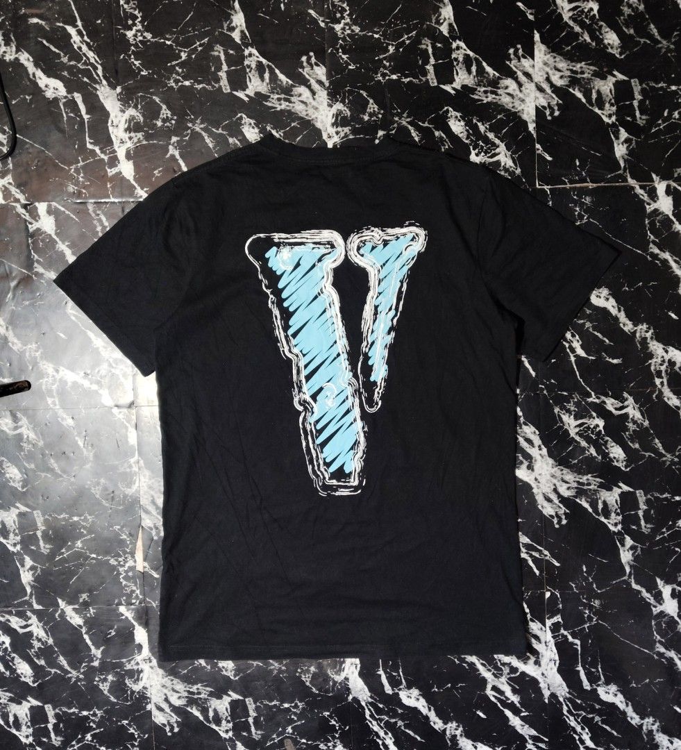 VLONE SHIRT (Category: Tshirts & Polo Shirts ) located in Hinigaran. Submitted by formalwear.ph (Listing ID 1470409692, Image 2). Description: WTS 📌📌📌 •(VLONE SHIRT)• •Good as new Condition •Size- large •Dimes- 21 by 29 •Cr -10/10 •Flaws- NONE •Color may vary due to lightings •Very Presentable to weaR PHP 📥+ sf Affordable ✅ NOTE : If interested kindly message me directly bcause my account is underlimit for sending message request and also som