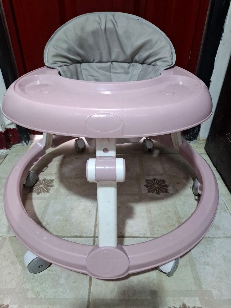 Walker and Bath tub (Category: Other Kids Furniture) located in Quezon City. Submitted by angel27.river (Listing ID 1470452347, Image 2). Description: Baby walker and Foldable bath tub take all for 1000pesos.
