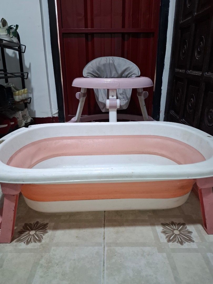 Walker and Bath tub (Category: Other Kids Furniture) located in Quezon City. Submitted by angel27.river (Listing ID 1470452347, Image 1). Description: Baby walker and Foldable bath tub take all for 1000pesos.