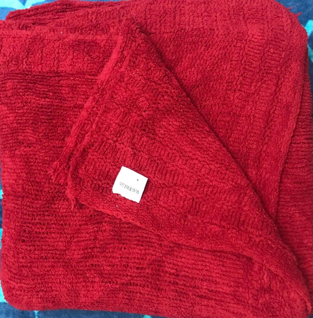 Waverly Gardenroom Red Textured Throw Blanket (Category: Bedding & Towels) located in Imus. Submitted by stop_shop7 (Listing ID 1470360105, Image 3). Description: - Brand: Waverly Gardenroom - Color: Bright/Deep Red - Material: Textured fabric with a soft chenille-like feel - Versatile styling: Great for bedroom or living room decor.