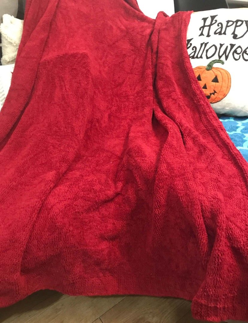 Waverly Gardenroom Red Textured Throw Blanket (Category: Bedding & Towels) located in Imus. Submitted by stop_shop7 (Listing ID 1470360105, Image 2). Description: - Brand: Waverly Gardenroom - Color: Bright/Deep Red - Material: Textured fabric with a soft chenille-like feel - Versatile styling: Great for bedroom or living room decor.