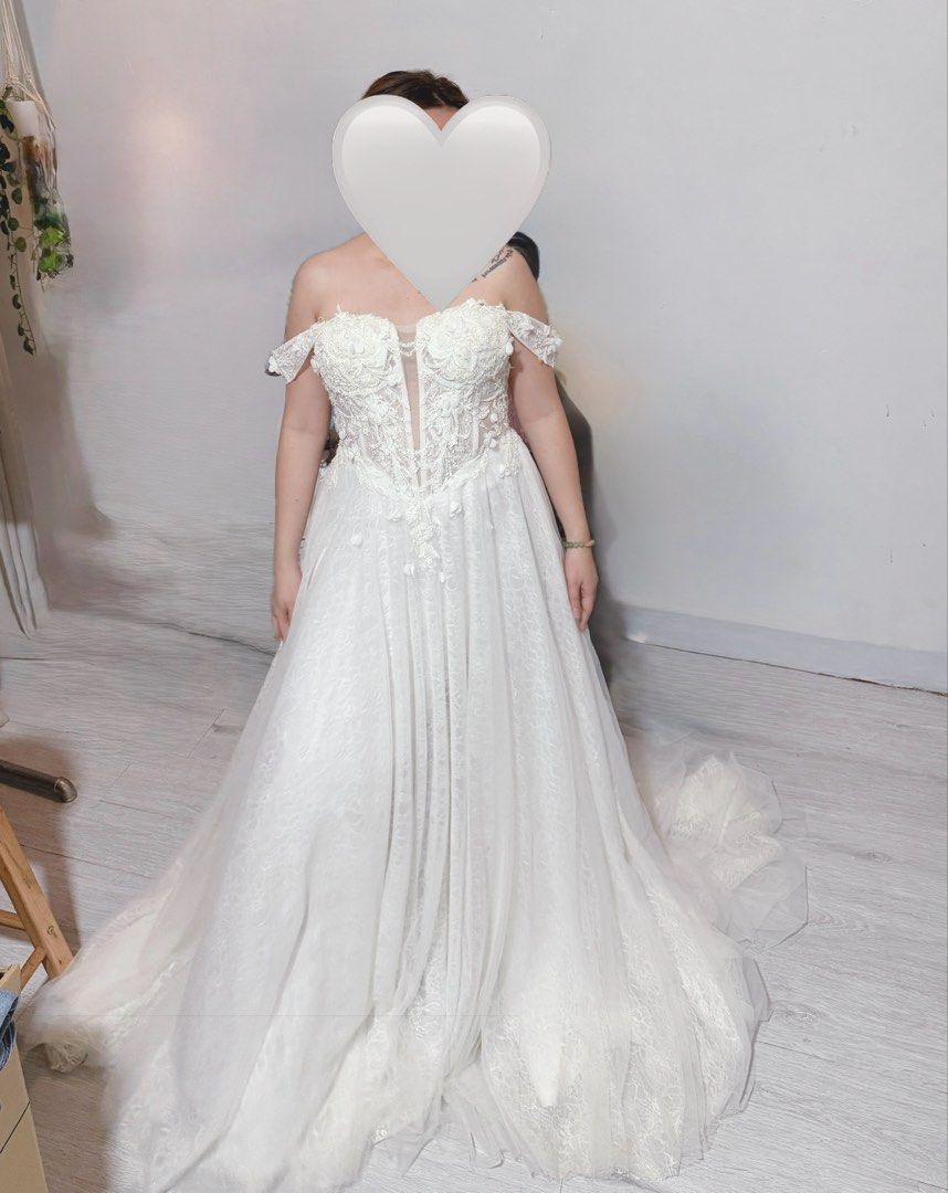 Wedding Gown (Category: Evening dresses & gowns) located in Quezon City. Submitted by happytree.003e59 (Listing ID 1470455996, Image 1). Description: Wedding Gown For Sale 🤍 Lace corset bodice with off-shoulder sleeves Adjustable sa likod Size 26–28 waistline Used once only. Rfs: declutter Loc: Quezon City.