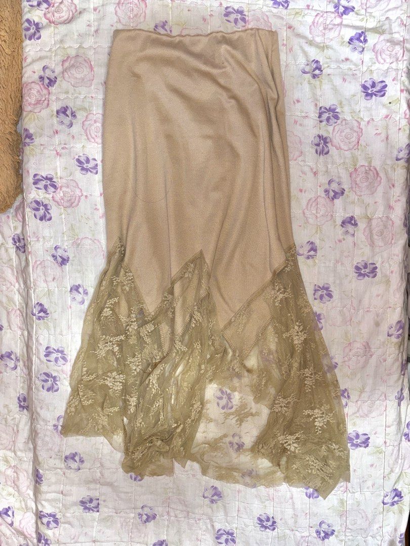 Whimsical fairycore midi skirt (Category: Skirts) located in Guihulngan. Submitted by reggiemae (Listing ID 1470431334, Image 1). Description: w- 26-31 (garterized) l-30 no visible stains and flaws add +90 for sf .