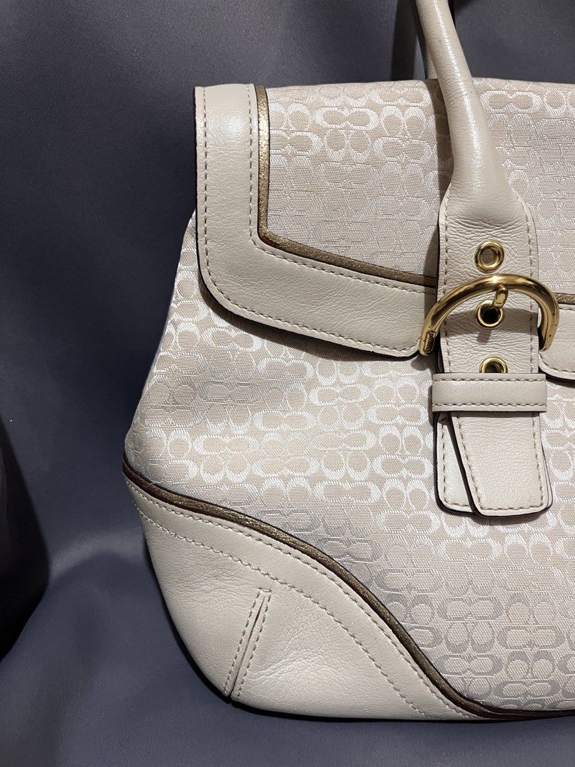 White coach soho shoulder bag (Category: Luxury Bags & Wallets) located in Davao. Submitted by harryybane90592 (Listing ID 1470529556, Image 2). Description: .