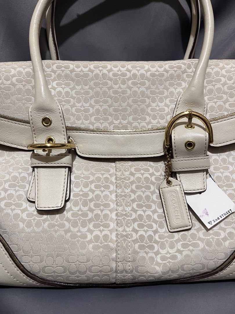 White coach soho shoulder bag (Category: Luxury Bags & Wallets) located in Davao. Submitted by harryybane90592 (Listing ID 1470529556, Image 3). Description: .