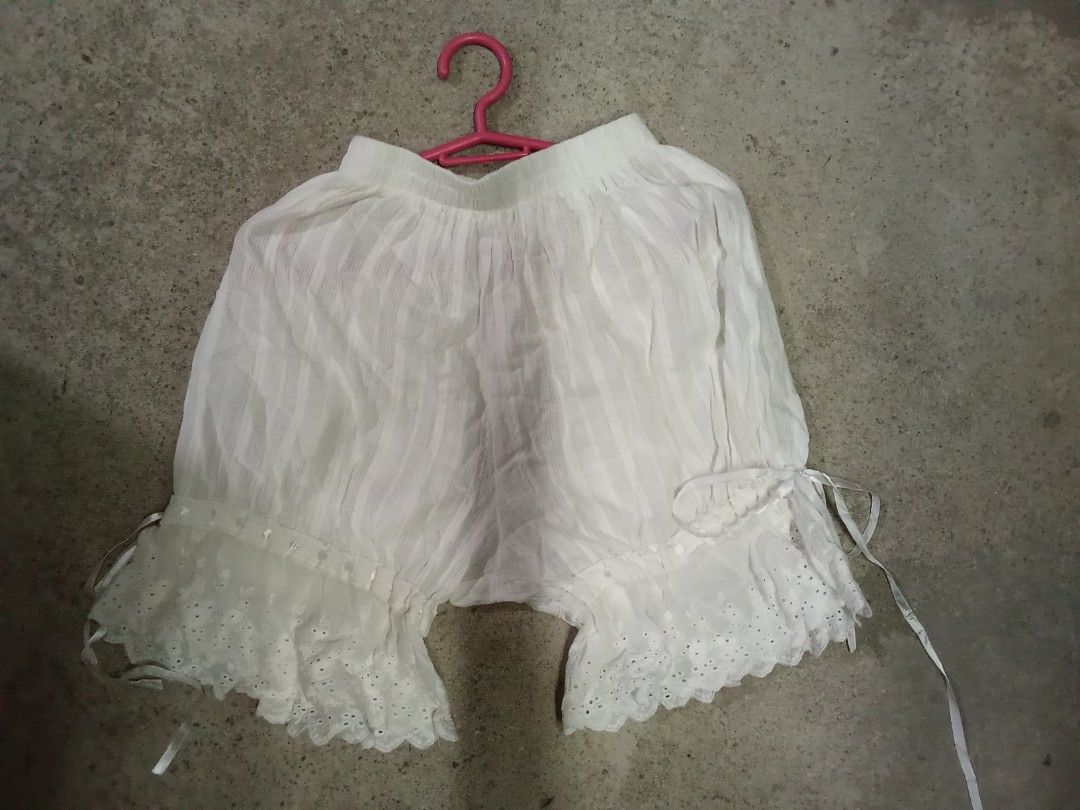 White cotton bloomer shorts (Category: Shorts) located in Meycauayan. Submitted by midori021 (Listing ID 1470512227, Image 1). Description: w:20-36 leg mm sa may bandang strings:12" kinda thin fabric.