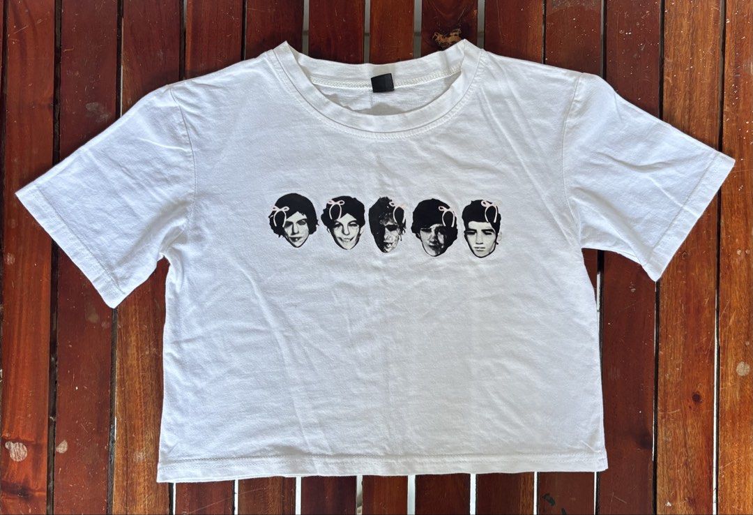 White crop t-shirt with graphic print (Category: Shirts) located in Batangas. Submitted by rm0401 (Listing ID 1470349743, Image 1). Description: - Color: White - Fit: Boxy cropped fit with short sleeves - Design: Trendy graphic print of five faces with cute bows size: s-m FREE ITEM IF YOU BUY ANYTHING FROM ME!! 🩷.