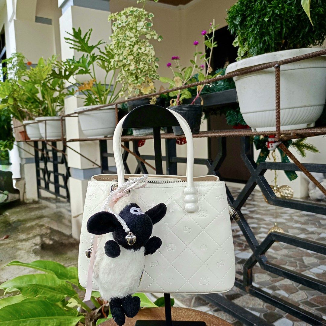 White crossbody bag (Category: Cross-body Bags) located in Barugo. Submitted by green.trendsetter (Listing ID 1470371217, Image 3). Description: PRELOVED MEANS PRELOVED. Each piece has been previously loved and may naturally have signs of use such as creasing, scratches, stains, discoloration, or other imperfections. Kindly manage your expectations accordingly. •We kindly ask for no fussy buyers. • Photos of bag’s details and other identifying fe