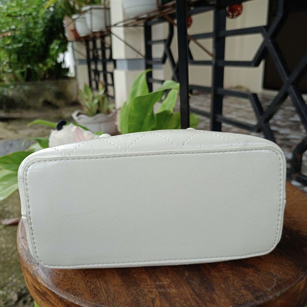 White crossbody bag (Category: Cross-body Bags) located in Barugo. Submitted by green.trendsetter (Listing ID 1470371217, Image 2). Description: PRELOVED MEANS PRELOVED. Each piece has been previously loved and may naturally have signs of use such as creasing, scratches, stains, discoloration, or other imperfections. Kindly manage your expectations accordingly. •We kindly ask for no fussy buyers. • Photos of bag’s details and other identifying fe