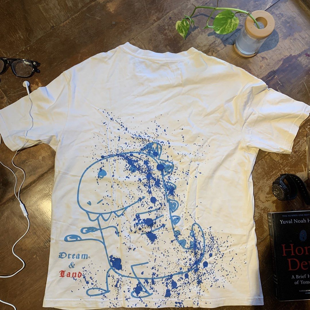 White Graphic Tee Size M (Category: Tshirts & Polo Shirts ) located in Manila. Submitted by shardz07 (Listing ID 1470445389, Image 3). Description: Fire Graphic Tee Design on the back Size: M Issue: slight stain shown on picture Looks better irl ❤️ I remember thrifting this and my friend showed it to me and I said it didn’t look good (I was jealous) so he put it back and then I bought it a few minutes after he lets it go then we had a fight that 