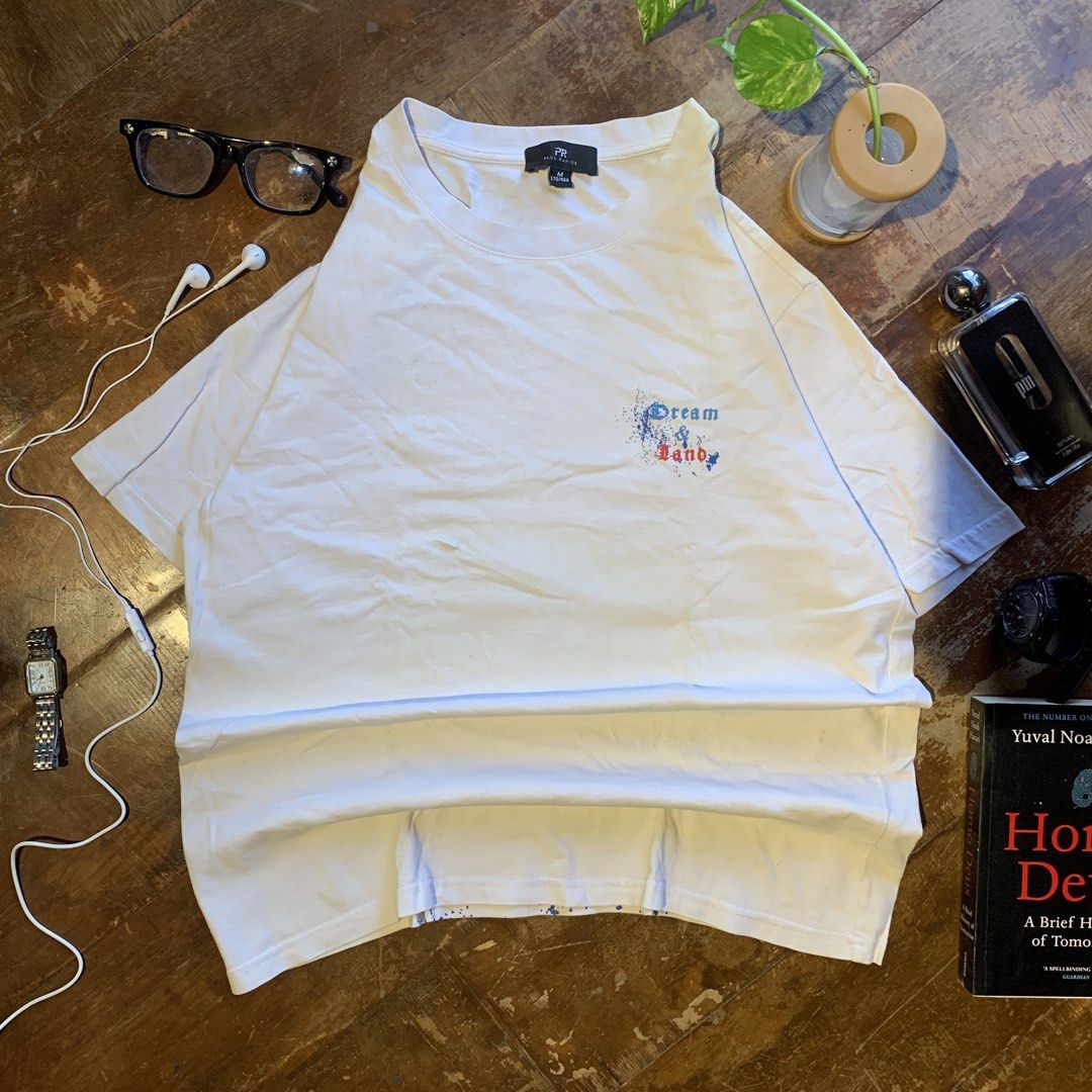 White Graphic Tee Size M (Category: Tshirts & Polo Shirts ) located in Manila. Submitted by shardz07 (Listing ID 1470445389, Image 1). Description: Fire Graphic Tee Design on the back Size: M Issue: slight stain shown on picture Looks better irl ❤️ I remember thrifting this and my friend showed it to me and I said it didn’t look good (I was jealous) so he put it back and then I bought it a few minutes after he lets it go then we had a fight that 
