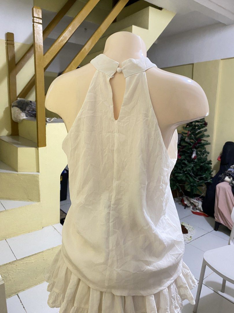 WHITE HALTER TOP (Category: Others Tops) located in Dasmarinas. Submitted by hannah.oakph (Listing ID 1470370277, Image 3). Description: small to medium.