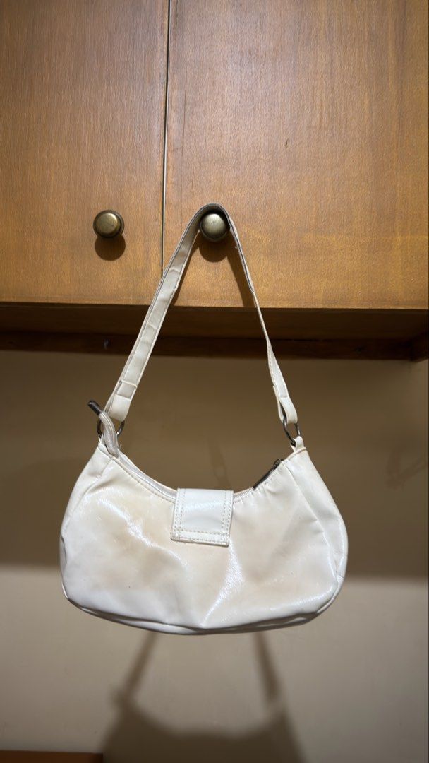 WHITE HOBO BAG (Category: Shoulder Bags) located in Manila. Submitted by urban-vintage_2 (Listing ID 1470397666, Image 2). Description: ISSUE: NONE ( NEED WASH ) MOP :GCASH ( NO COD ) SHIP VIA : LALAMOVE & J&T LOCATION : PASIG CITY.